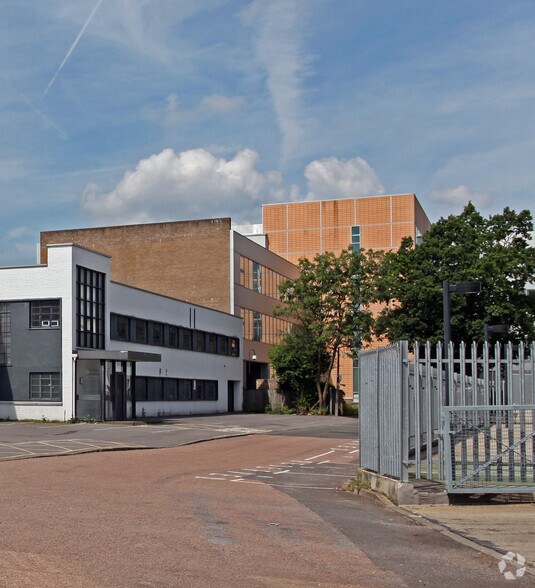 Wellcroft Rd, Slough à louer - Photo du bâtiment - Image 2 de 2