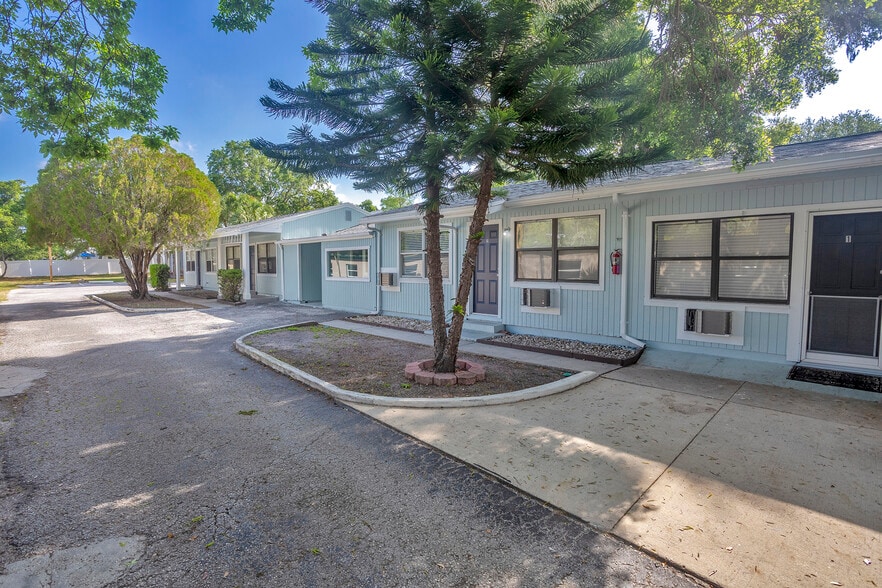 1102 Sunset Point Rd, Clearwater, FL for sale - Building Photo - Image 2 of 29