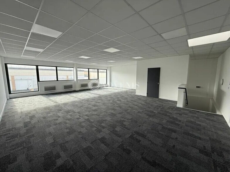 Flex in Bussy-Saint-Georges for lease - Interior Photo - Image 3 of 5