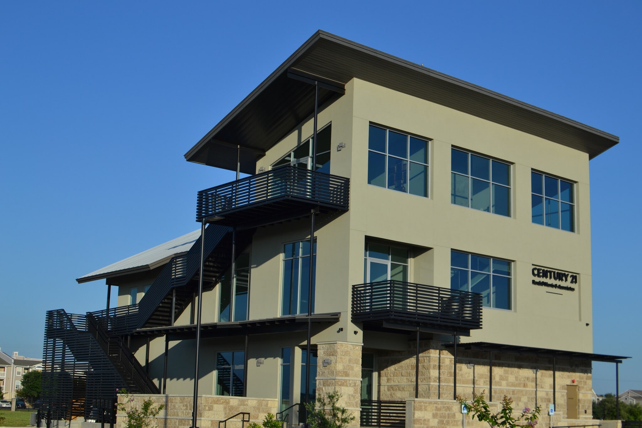 330 Wonder World Dr, San Marcos, TX à louer Photo du bâtiment- Image 1 de 23