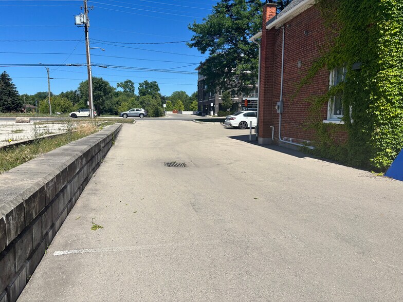 444 Plains Rd E, Burlington, ON à vendre - Photo du bâtiment - Image 3 de 9