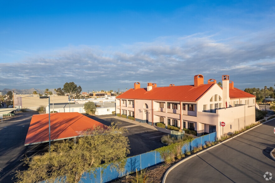 2730 E Broadway Blvd, Tucson, AZ for lease - Building Photo - Image 2 of 8