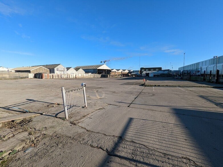 Riverside Rd, Londres à louer - Photo du bâtiment - Image 2 de 3