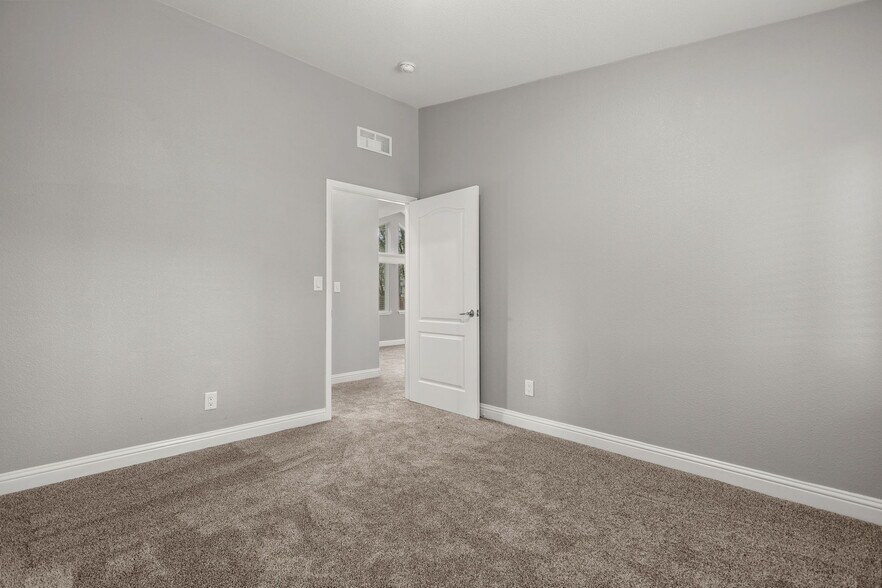2081 Victor Ave, Redding, CA à vendre - Photo du bâtiment - Image 2 de 42