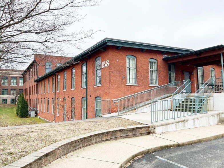 158 Hartford Rd, Manchester, CT à vendre - Photo du bâtiment - Image 3 de 12