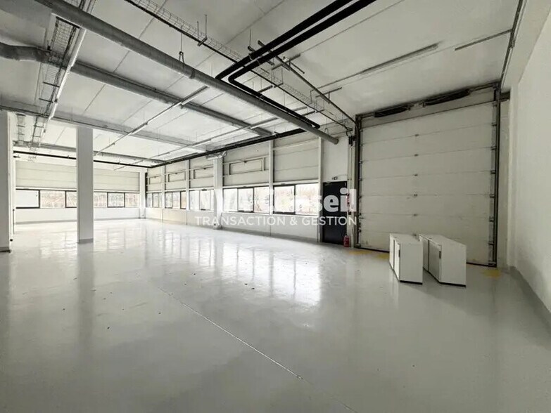 Flex in Cergy for lease - Interior Photo - Image 2 of 13
