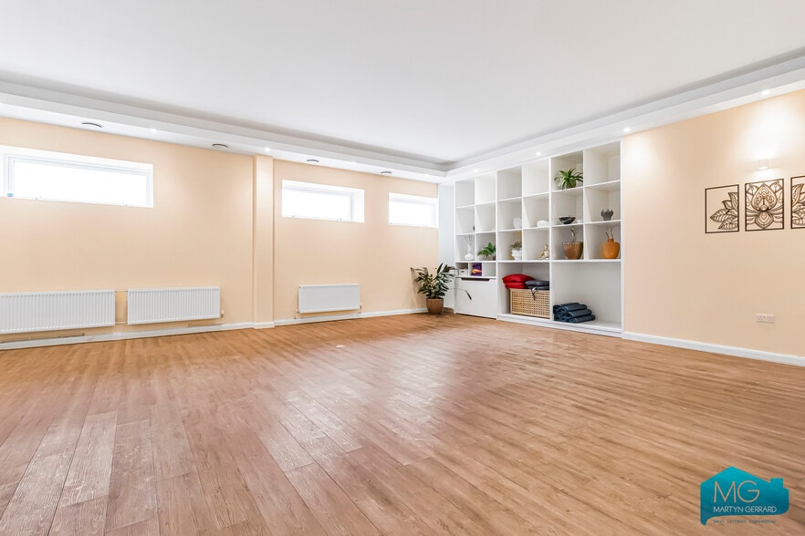 2 Lambert Way, London for lease - Interior Photo - Image 2 of 30