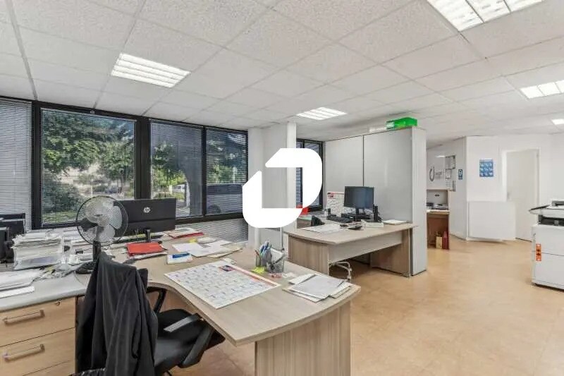 Office in Le Kremlin-Bicêtre for sale Interior Photo- Image 1 of 13