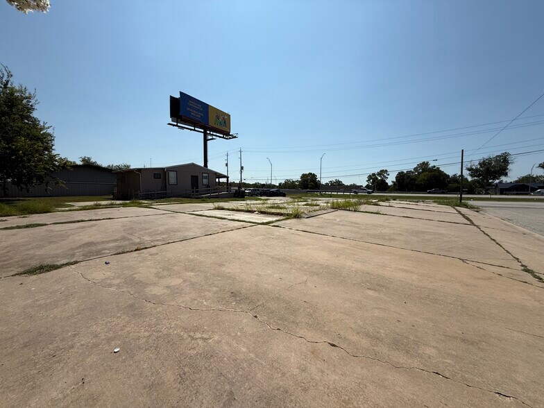 1002 College St, Bastrop, TX à louer - Photo du bâtiment - Image 3 de 16