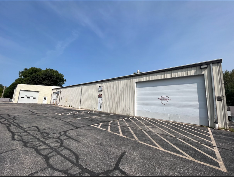 654 Armour Rd, Oconomowoc, WI for sale - Building Photo - Image 2 of 6