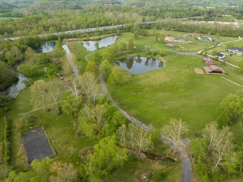 660 Fox Fire Rd, Milton, WV à vendre - Aérien - Image 1 de 32
