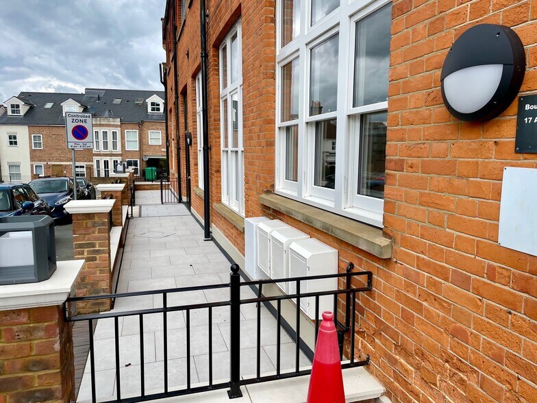 Lesbourne Rd, Reigate à louer - Photo du bâtiment - Image 3 de 5