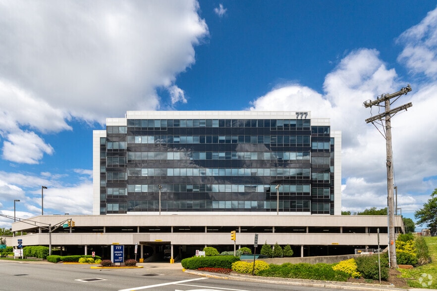 777 Terrace Ave, Hasbrouck Heights, NJ à louer - Photo du bâtiment - Image 2 de 18