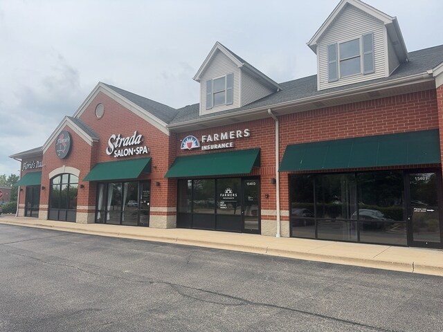 1540 Carlemont Dr, Crystal Lake, IL à vendre - Photo du bâtiment - Image 2 de 16