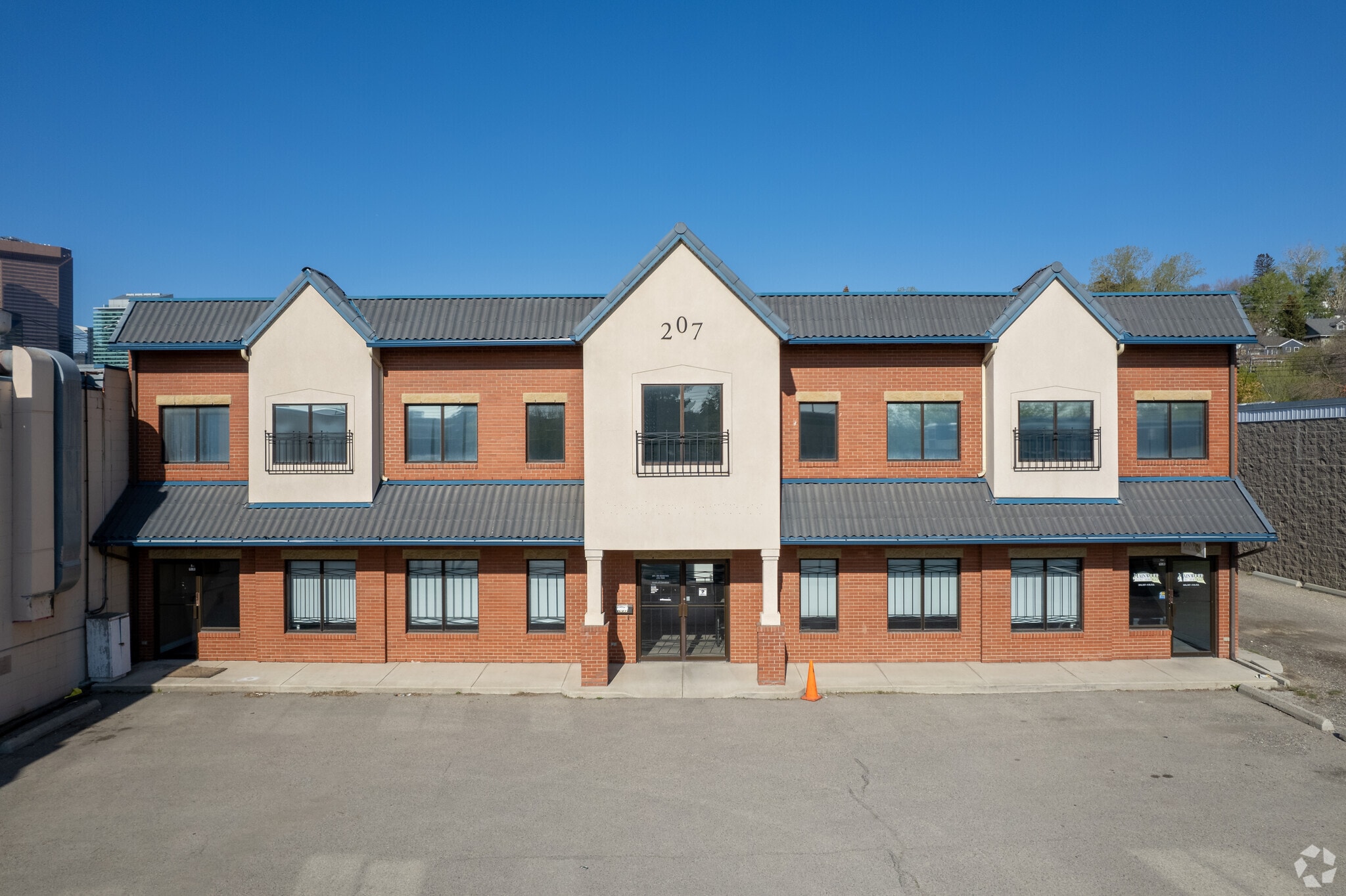 207 4th St NE, Calgary, AB for sale Primary Photo- Image 1 of 1