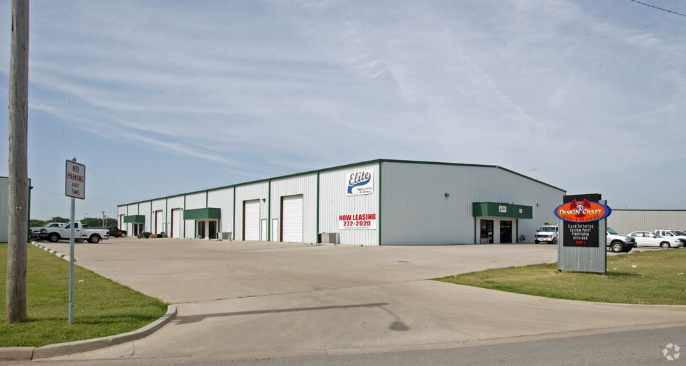 208 E 5th St, Owasso, OK for lease - Primary Photo - Image 2 of 8