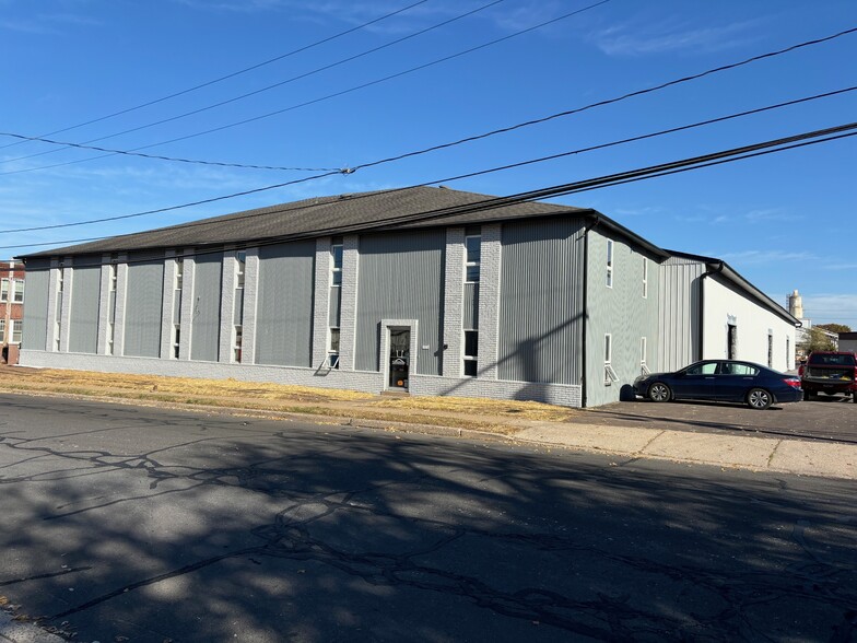 821 W 5th St, Lansdale, PA for lease - Building Photo - Image 1 of 12