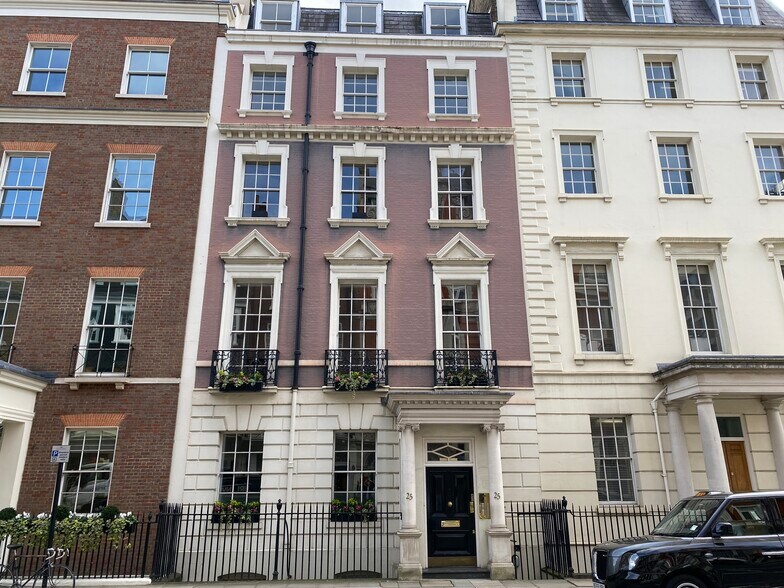25 Hill St, Londres à louer - Photo du bâtiment - Image 1 de 2