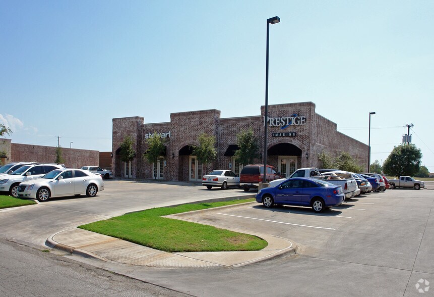 106 Hyde Park Blvd, Cleburne, TX à louer - Photo du bâtiment - Image 2 de 2
