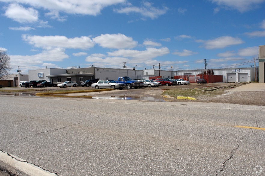 41135 Irwin Dr, Harrison Township, MI à louer - Photo du bâtiment - Image 2 de 6