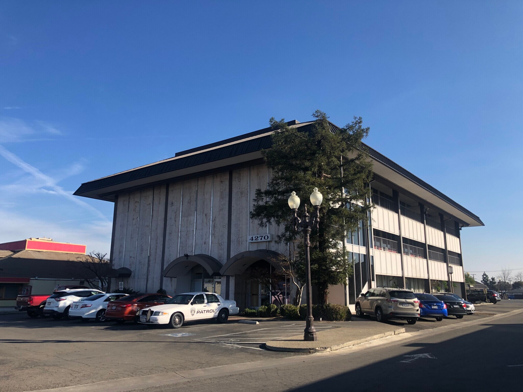 4274 N Blackstone Ave, Fresno, CA à louer Photo du bâtiment- Image 1 de 12