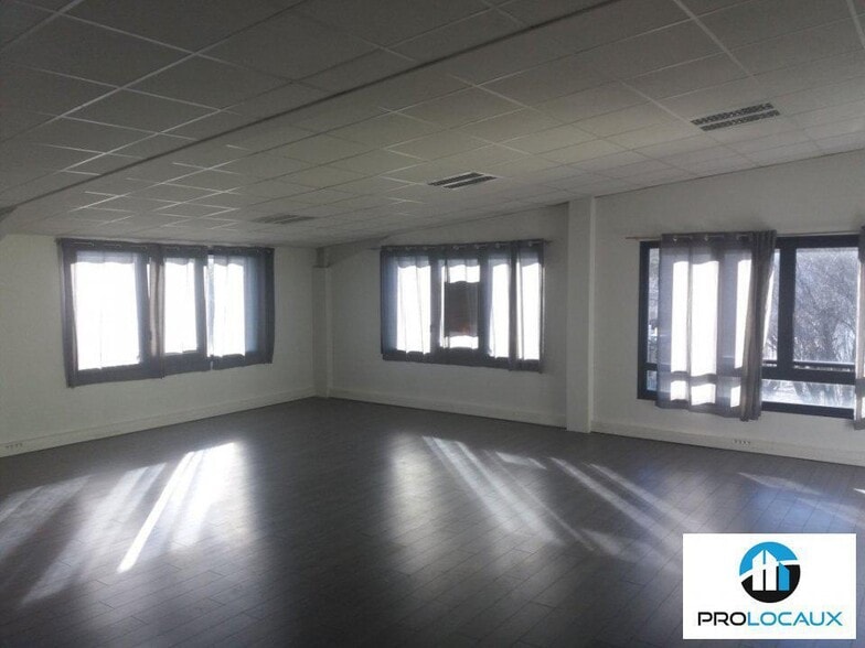 Office in Seyssins for lease - Interior Photo - Image 1 of 3