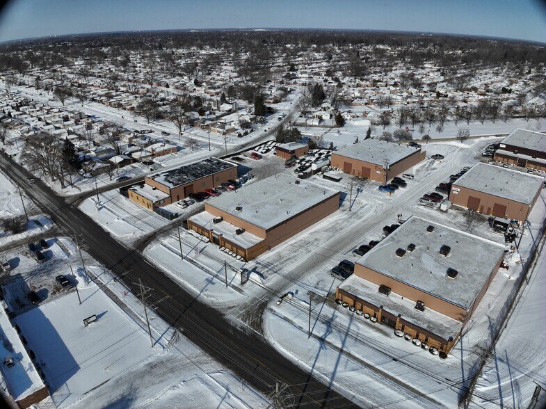 16129 Common Rd, Roseville, MI à louer - Communauté Matterport - Image 2 de 20