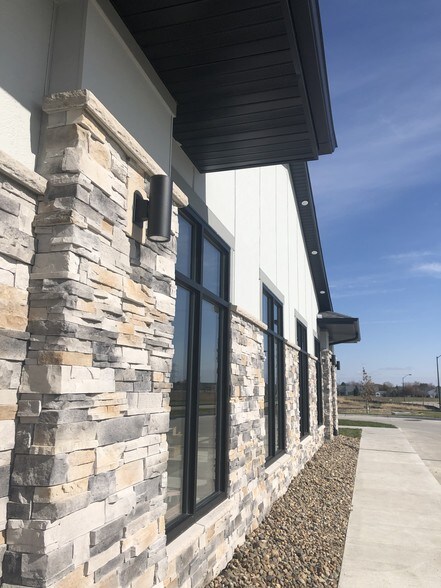 5705 NW 100th St, Johnston, IA à louer - Photo du bâtiment - Image 2 de 9