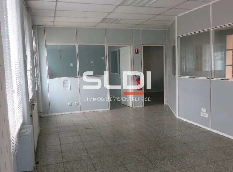 Flex in Vénissieux for lease - Interior Photo - Image 3 of 10