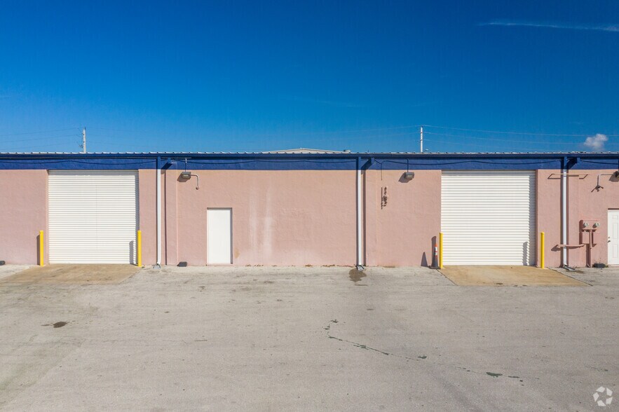 3350 Hanson St, Fort Myers, FL à louer - Photo du bâtiment - Image 2 de 4