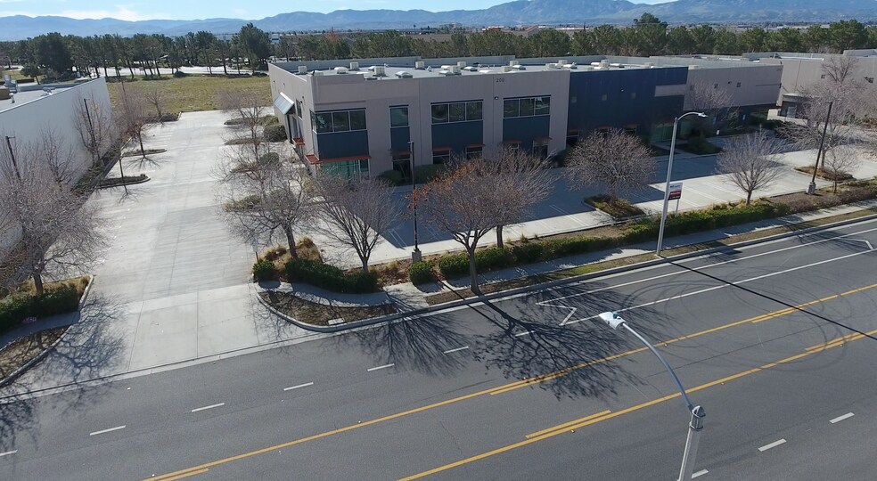 200 E Avenue K-8, Lancaster, CA à louer - Photo du bâtiment - Image 3 de 12