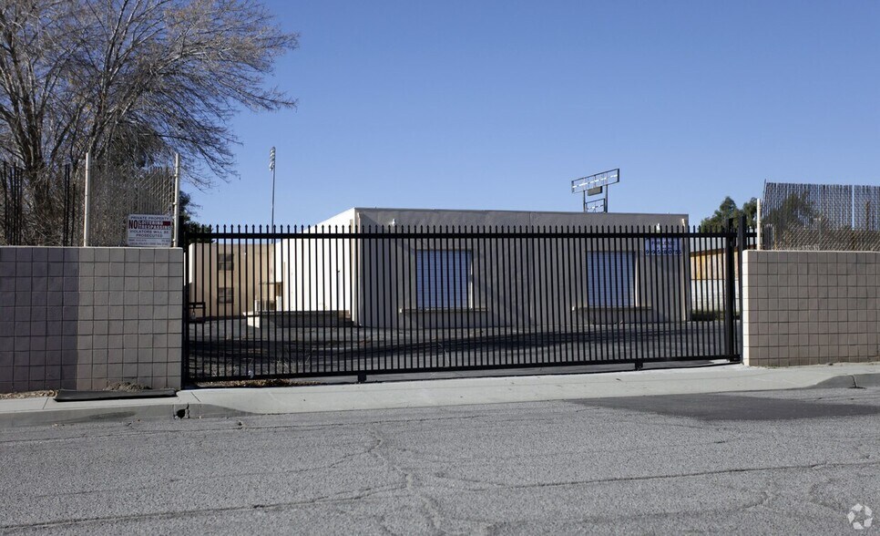 181 S E St, San Bernardino, CA à vendre - Photo du bâtiment - Image 2 de 13