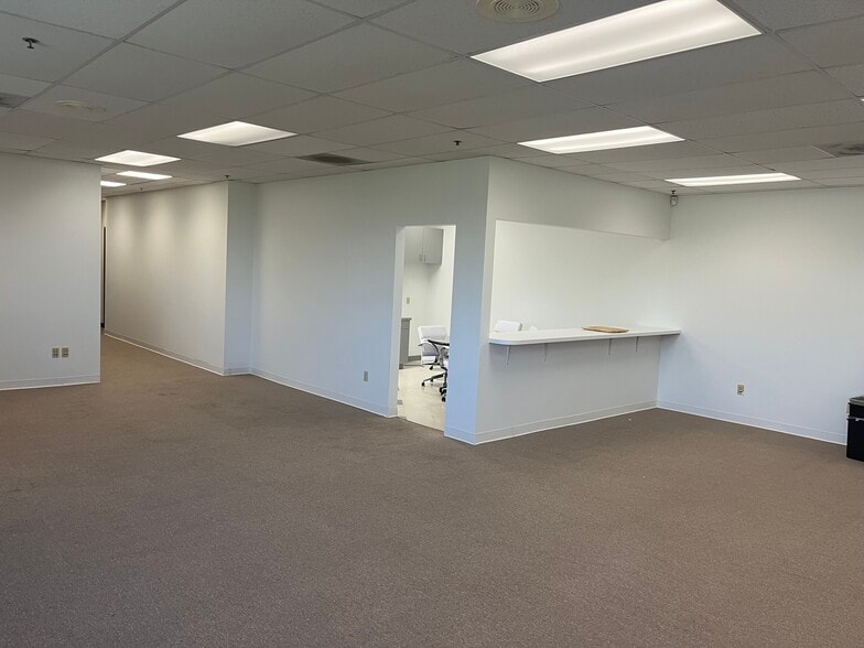 2820-2834 La Mirada Dr, Vista, CA for lease - Interior Photo - Image 2 of 16