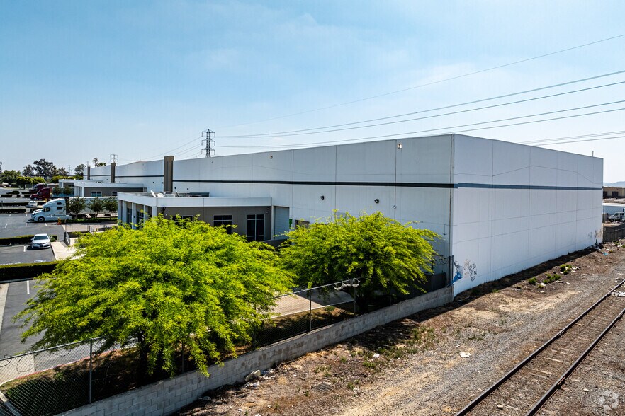 10888 San Sevaine Way, Jurupa Valley, CA à louer - Photo du bâtiment - Image 3 de 8
