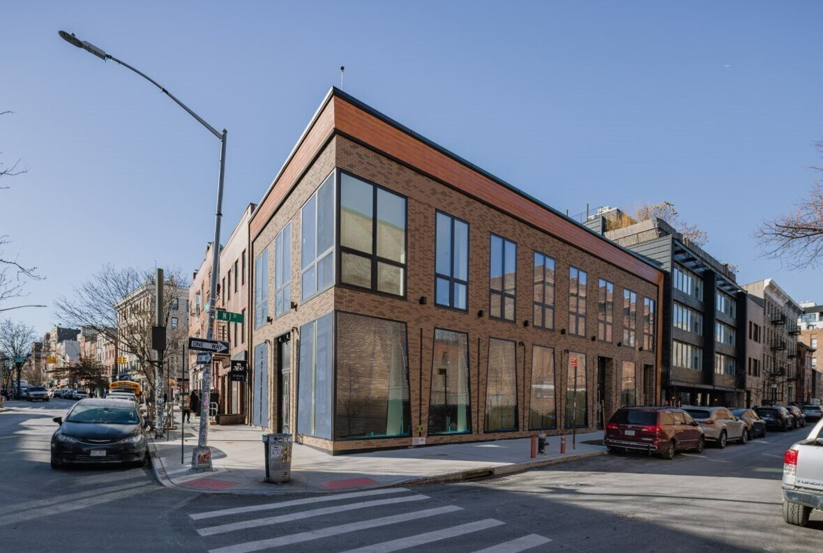 276 Bedford Ave, Brooklyn, NY for lease Primary Photo- Image 1 of 5