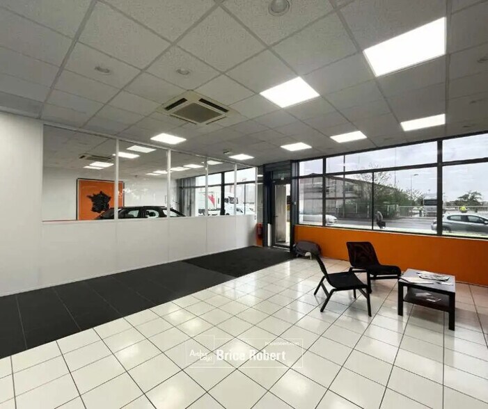 Commerce de détail dans Décines-Charpieu à louer - Hall d’entrée - Image 1 de 15