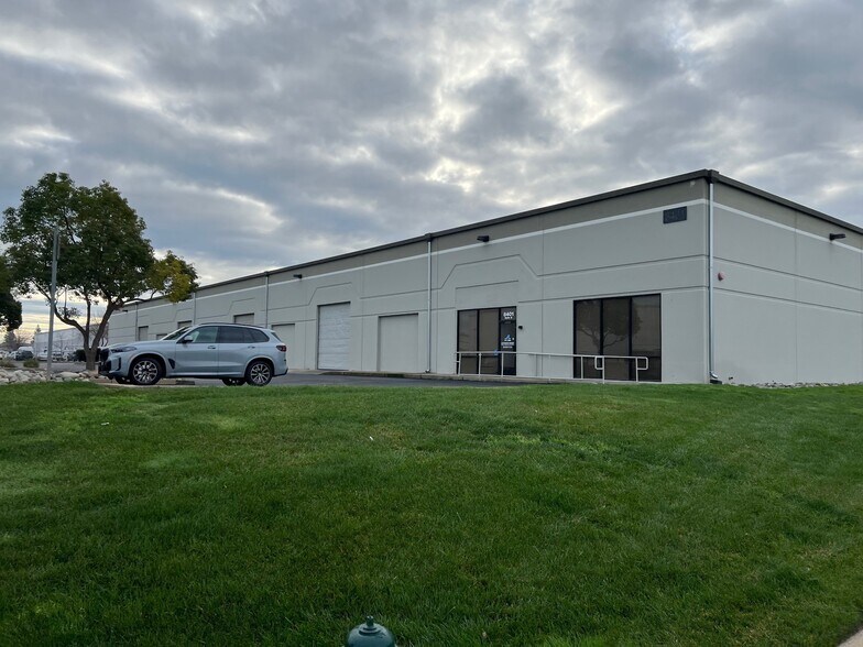 8401 Rovana Cir, Sacramento, CA for lease - Building Photo - Image 1 of 13