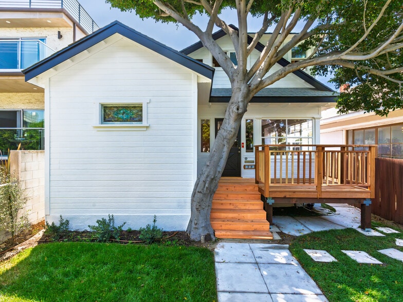 58 Ozone Ave, Venice, CA for sale - Primary Photo - Image 1 of 37