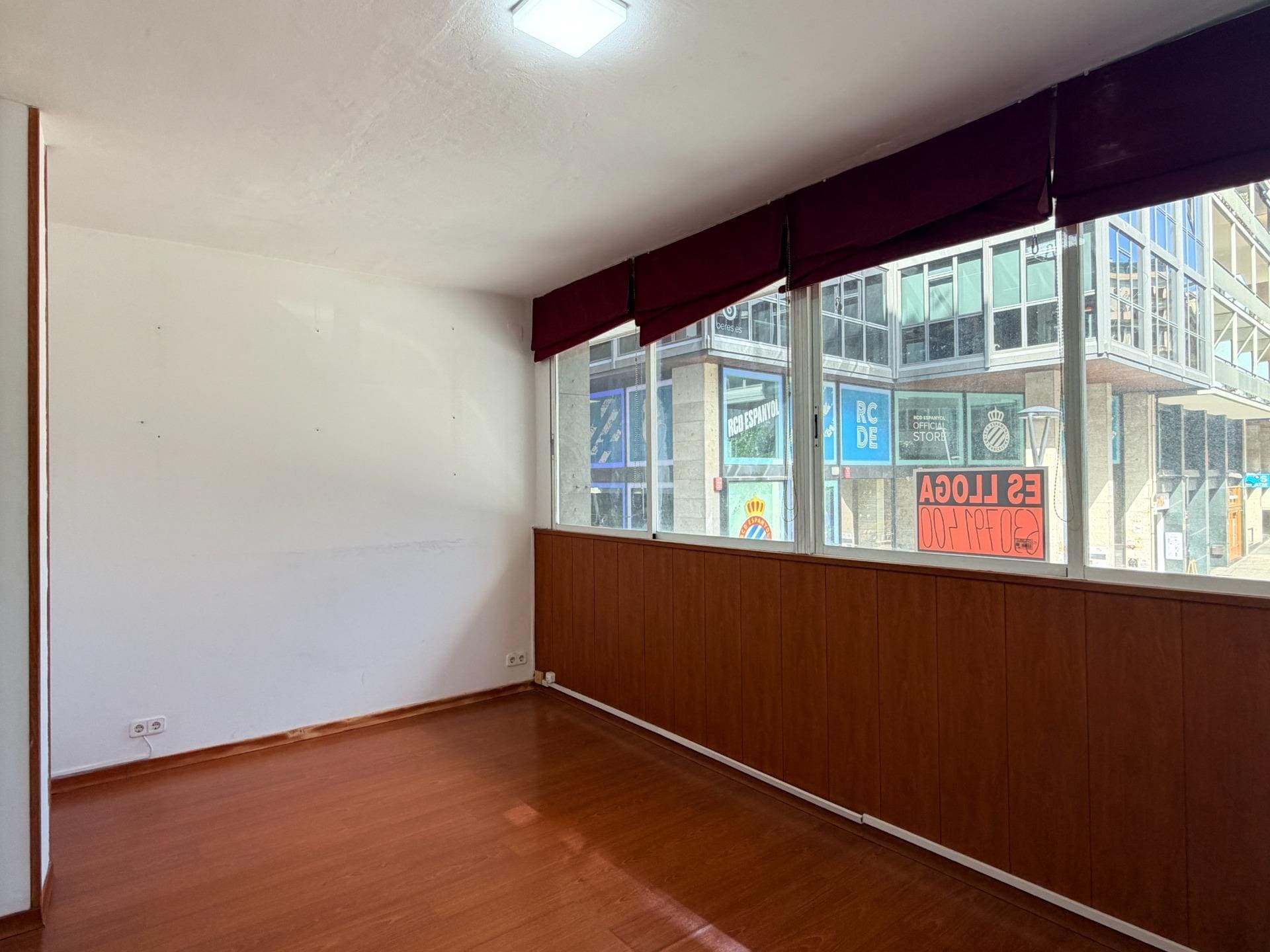 Retail in Barcelona, Barcelona for lease Interior Photo- Image 1 of 14
