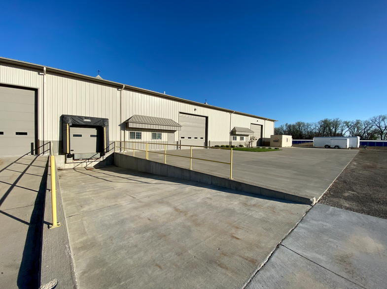 100 Brakeshoe Ct, East Moline, IL for lease - Building Photo - Image 2 of 24