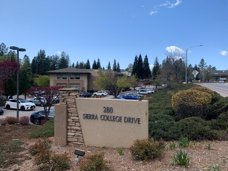 280 & 300 Sierra College | Medical Units portfolio of 2 properties for sale on LoopNet.ca - Building Photo - Image 2 of 12