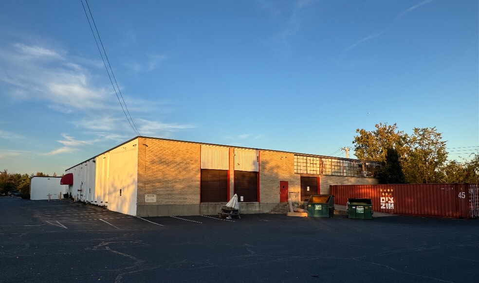 219 S Service Rd, Plainview, NY for lease - Building Photo - Image 3 of 8