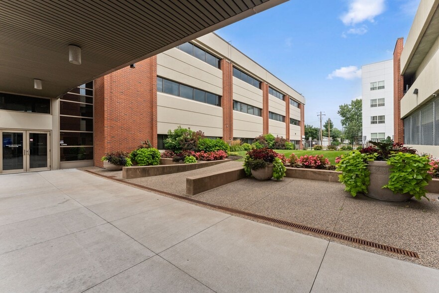 570 Asbury St, Saint Paul, MN for lease - Building Photo - Image 3 of 22