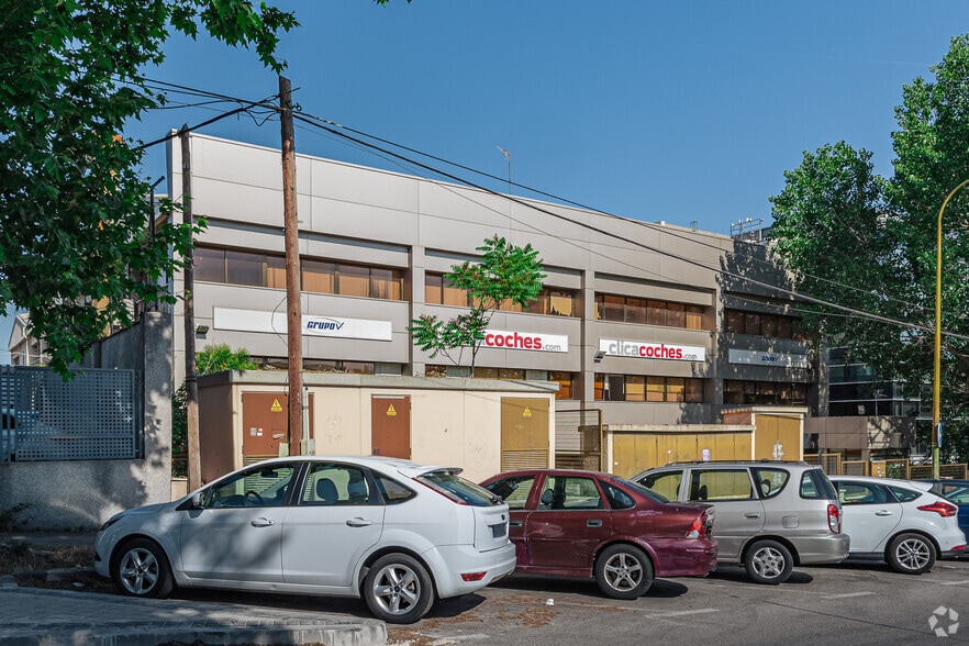 Calle Valportillo i, 11, Alcobendas, Madrid à louer - Photo du bâtiment - Image 2 de 3