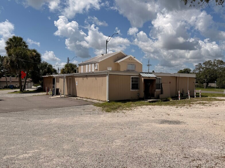 4391 Dixie Hwy NE, Palm Bay, FL à vendre - Photo du bâtiment - Image 3 de 22