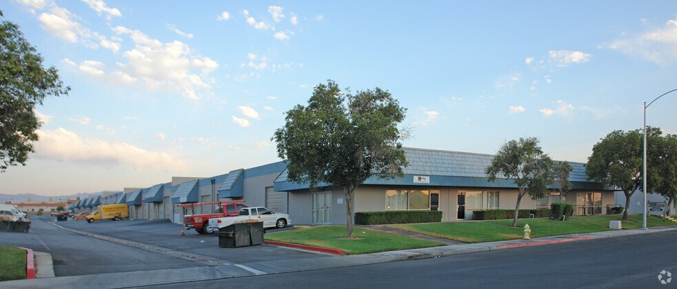 3170 Polaris Ave, Las Vegas, NV à louer - Photo du bâtiment - Image 2 de 12