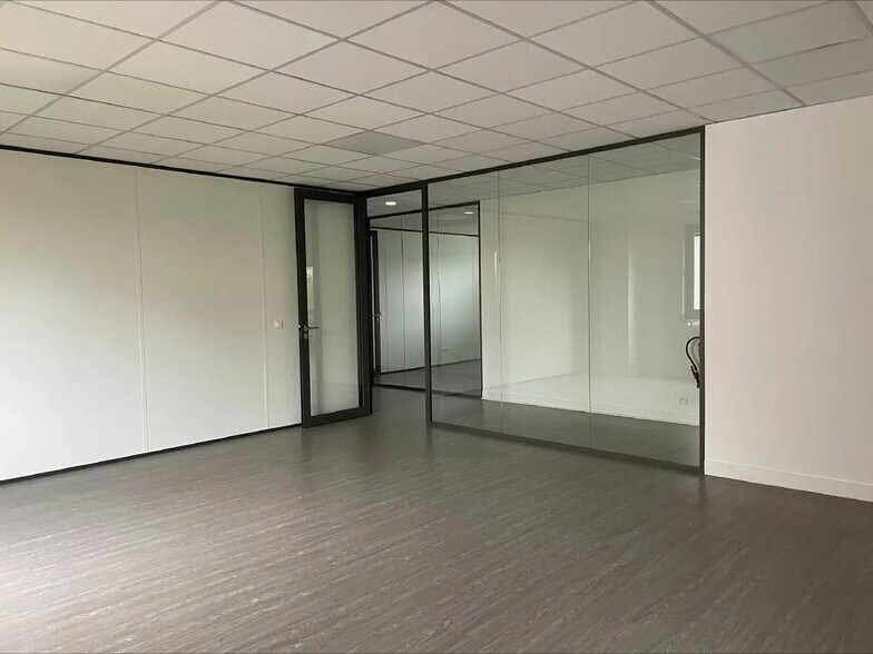Flex in Cergy for lease - Interior Photo - Image 3 of 15