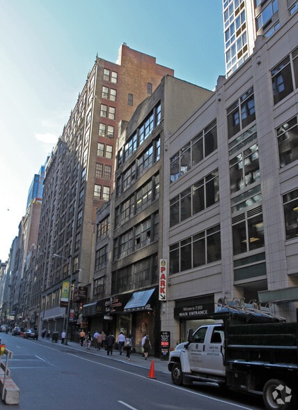60-64 W 38th St, New York, NY for lease - Building Photo - Image 2 of 9