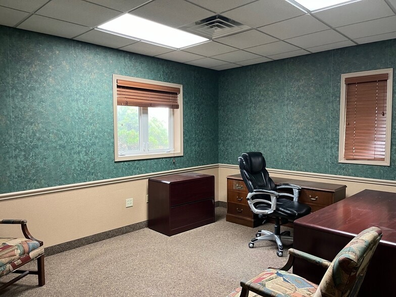 503 Abbe Rd S, Elyria, OH à vendre - Photo intérieure - Image 3 de 9