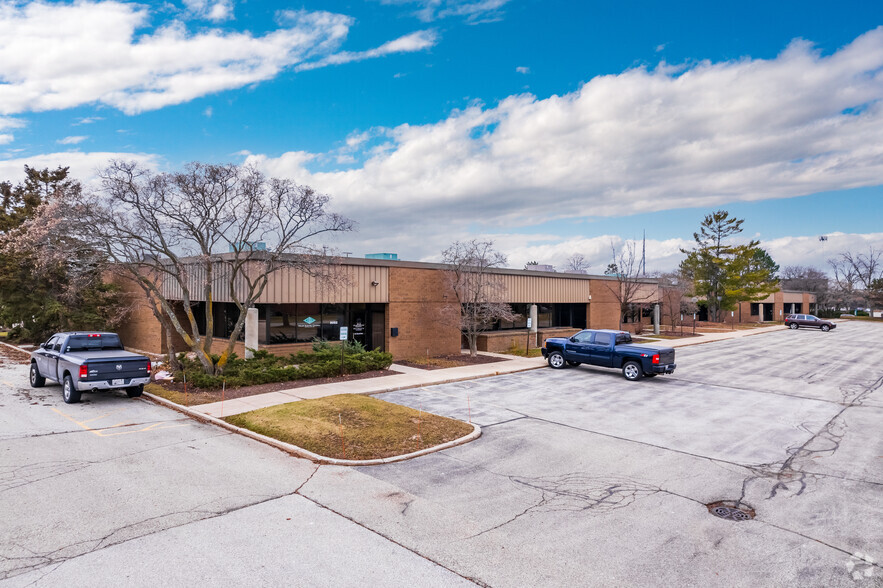 9050-9088 N Deerbrook Trl, Brown Deer, WI à vendre - Photo du bâtiment - Image 1 de 6